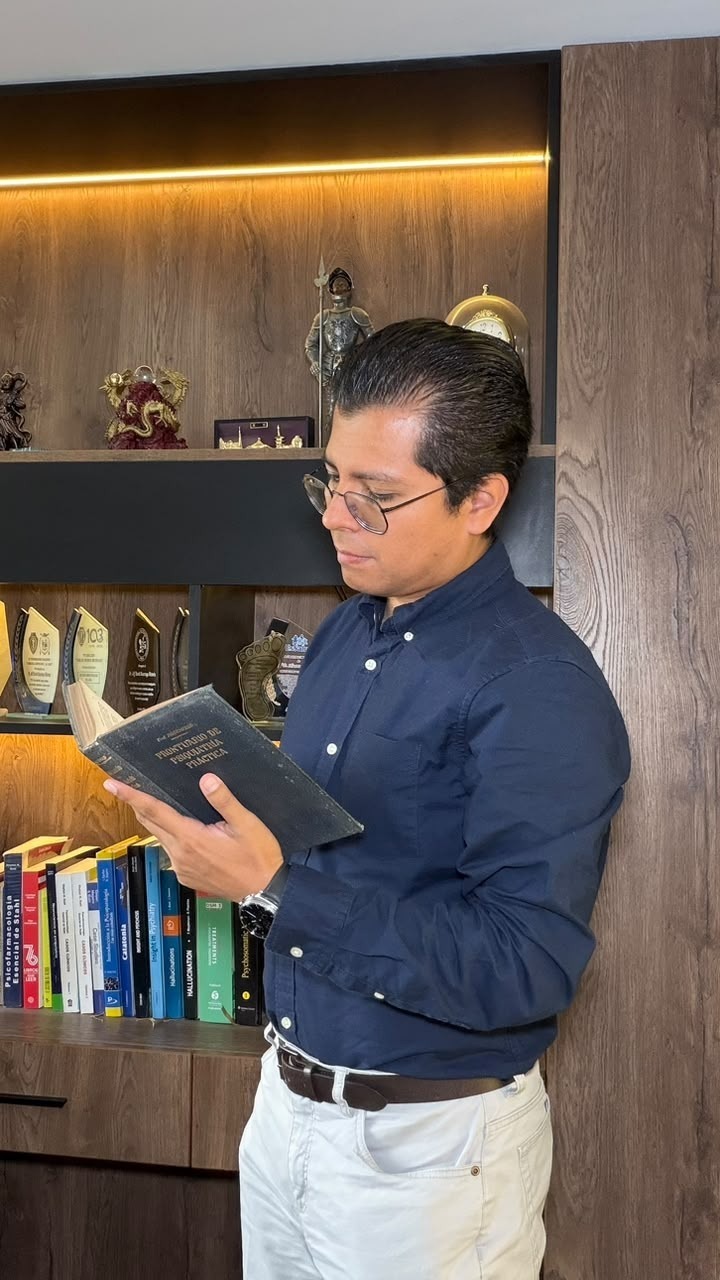 Dr. Jeff Huarcaya-Victoria en su biblioteca