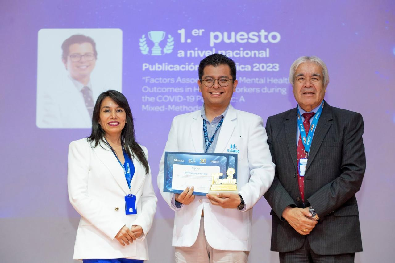 Dr. Jeff Huarcaya-Victoria recibiendo el Premio Kaelin