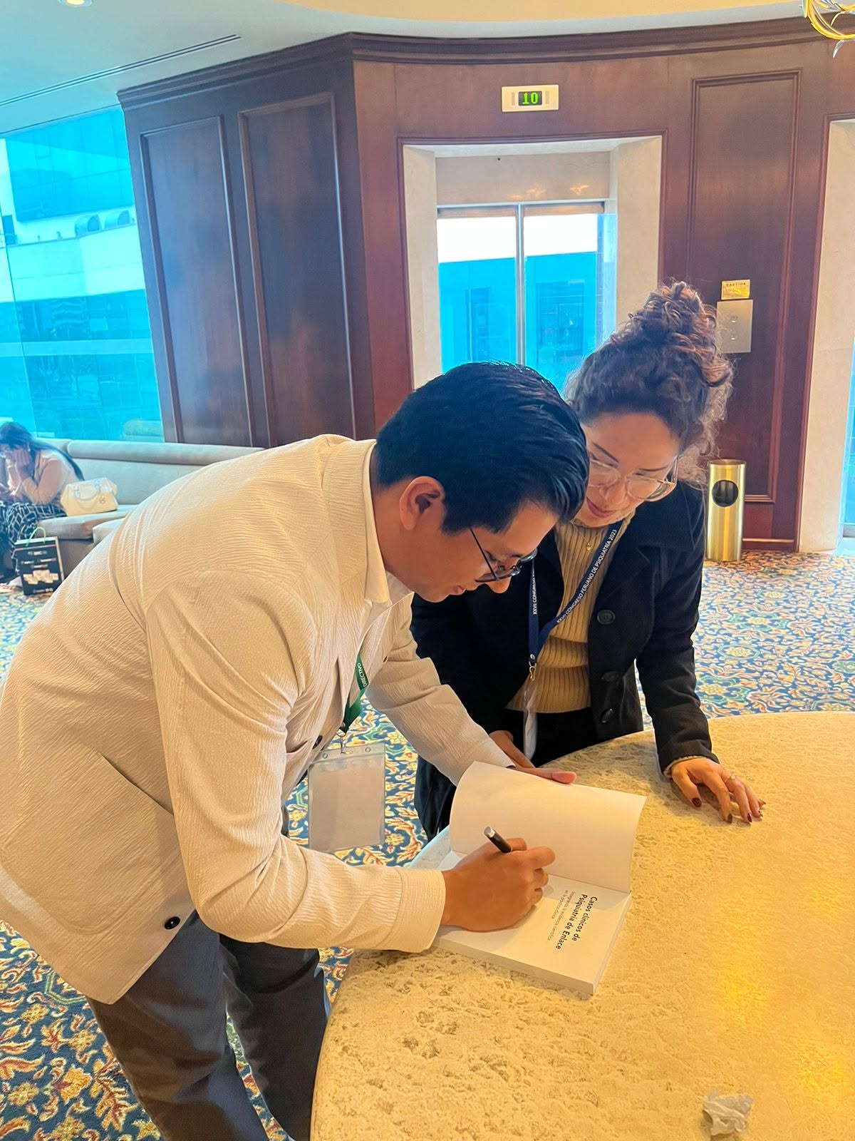 Dr. Jeff Huarcaya-Victoria firmando un libro